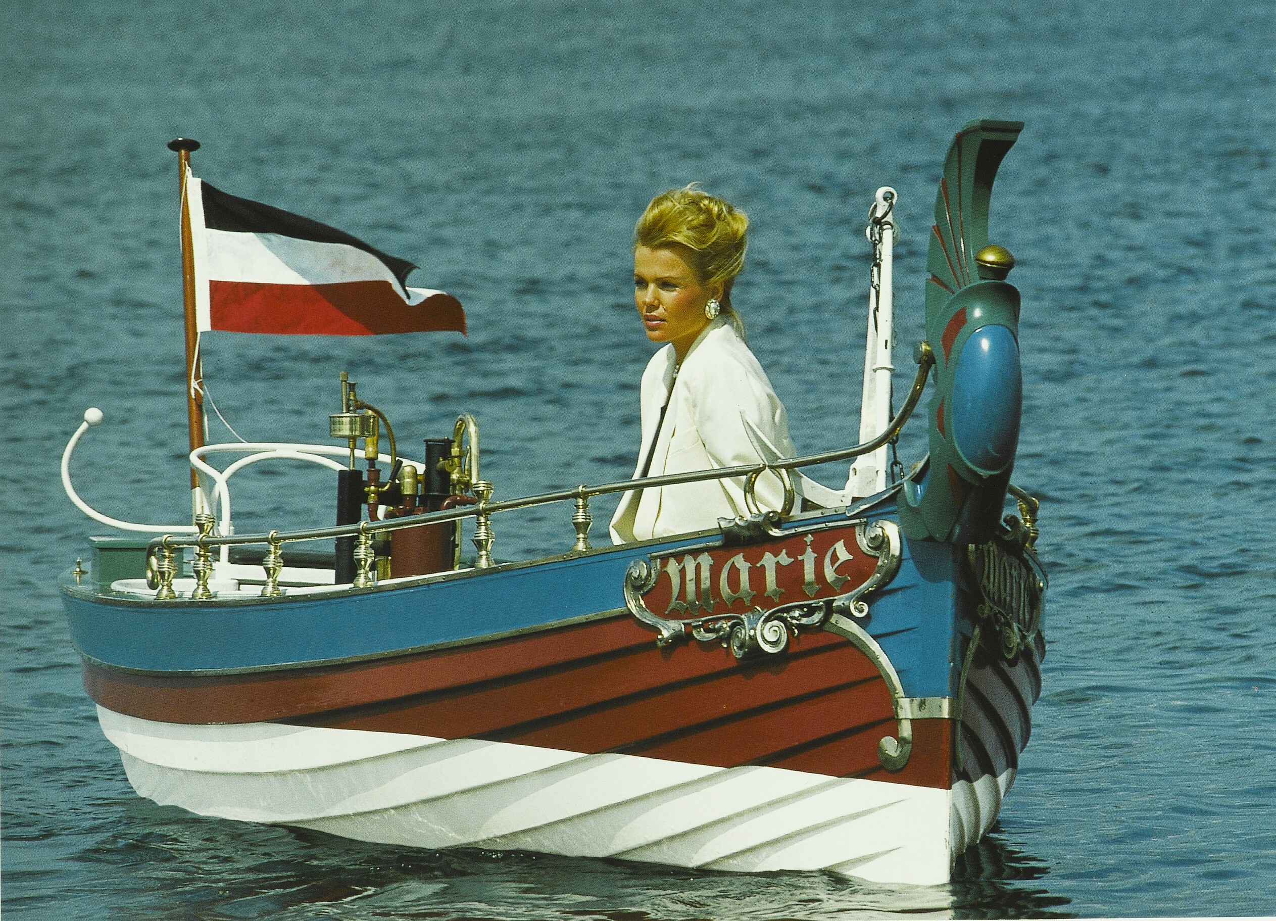 Carola Daimler im Daimler Boot "Marie"